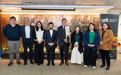 Hito nacional: UdeC entregó a subsecretario de Energía el primer litro de combustible de aviación hecho con plásticos reciclados